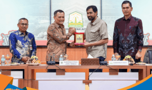 Ahmad Luthfi dan Muzakir Manaf bersalaman usai tanda tangan kerja sama.