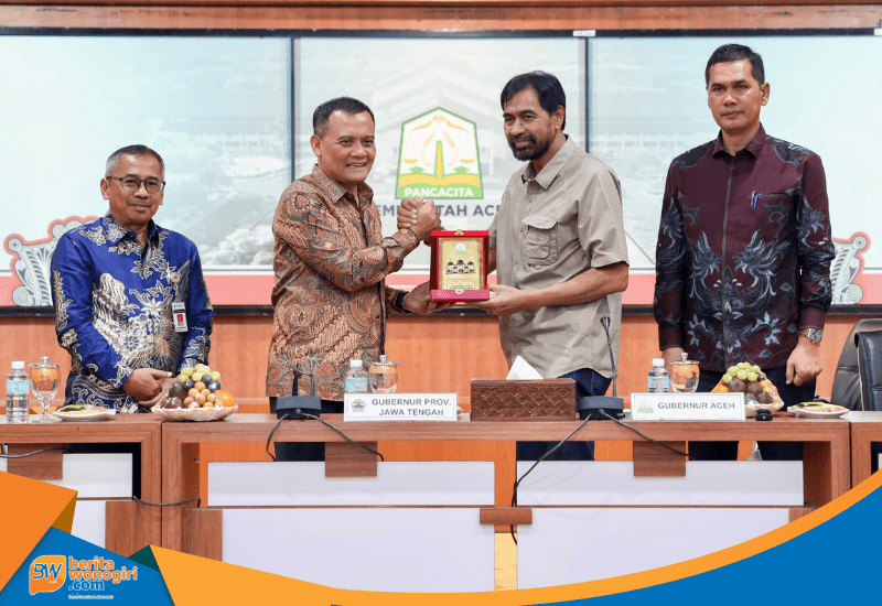 Ahmad Luthfi dan Muzakir Manaf bersalaman usai tanda tangan kerja sama.