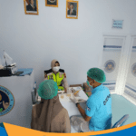 Dokumentasi pemeriksaan organoleptik warna dan bau makanan oleh Sidokkes.