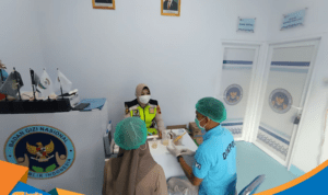 Dokumentasi pemeriksaan organoleptik warna dan bau makanan oleh Sidokkes.