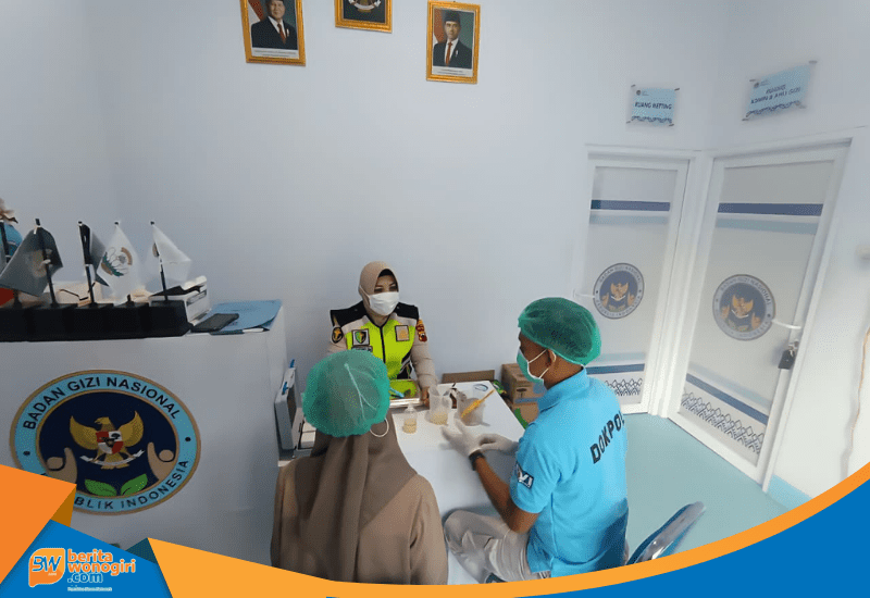 Dokumentasi pemeriksaan organoleptik warna dan bau makanan oleh Sidokkes.