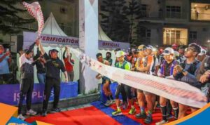 Sekda Jateng Sumarno mengangkat bendera start Semarang Mountain Race 2026.