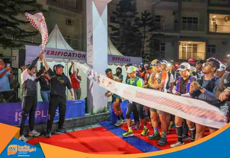 Sekda Jateng Sumarno mengangkat bendera start Semarang Mountain Race 2026.