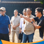 Ahmad Luthfi, Ahmad Muzani, dan Sudaryono meninjau kandang sapi modern.