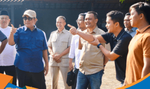 Ahmad Luthfi, Ahmad Muzani, dan Sudaryono meninjau kandang sapi modern.