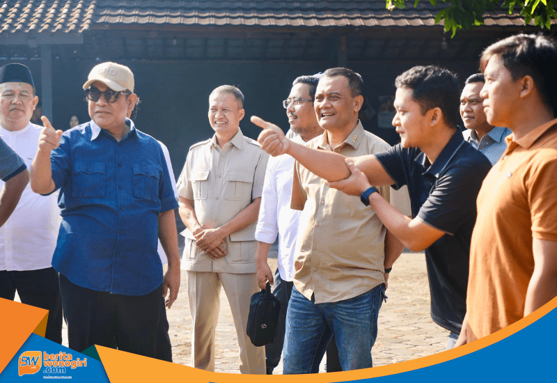 Ahmad Luthfi, Ahmad Muzani, dan Sudaryono meninjau kandang sapi modern.