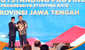 Ahmad Luthfi menerima piala National Governance Award 2026 kategori Health Ecosystem.