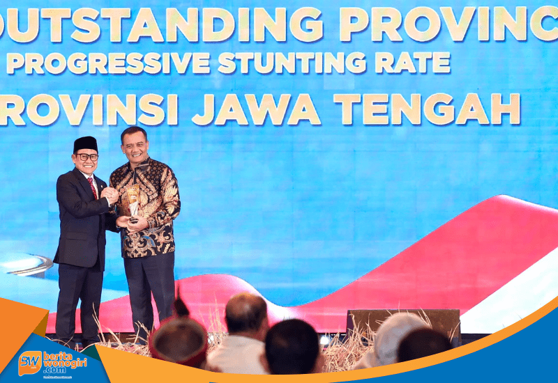Ahmad Luthfi menerima piala National Governance Award 2026 kategori Health Ecosystem.