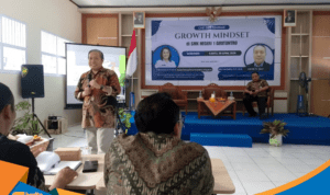 Bibit Hariyanto memberikan seminar growth mindset SMK di Giritontro.