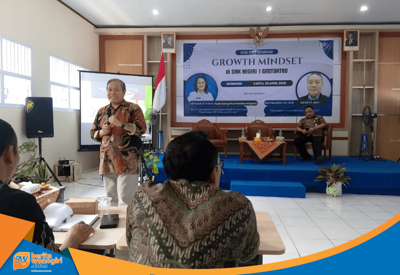 Bibit Hariyanto memberikan seminar growth mindset SMK di Giritontro.