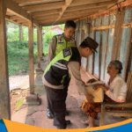 Bripka Joko Yutanto menyerahkan paket sembako kepada Ibu Mijem di Jatisrono.