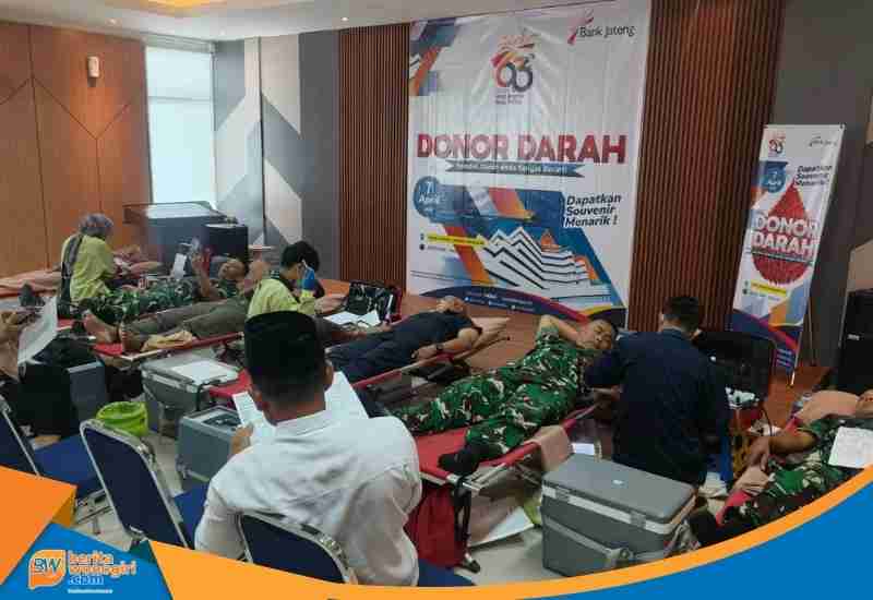 Proses pengambilan darah peserta donor oleh tenaga medis.