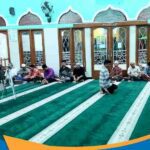Jemaah menyimak Kajian Masjid Al-Falah Sukoharjo ba'da Magrib.