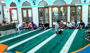 Jemaah menyimak Kajian Masjid Al-Falah Sukoharjo ba'da Magrib.