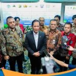 Menteri Lingkungan Hidup Hanif Faisol memberikan sambutan.