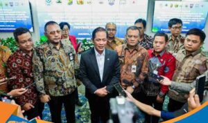 Menteri Lingkungan Hidup Hanif Faisol memberikan sambutan.