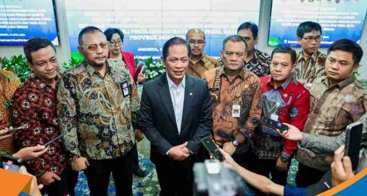 Menteri Lingkungan Hidup Hanif Faisol memberikan sambutan.