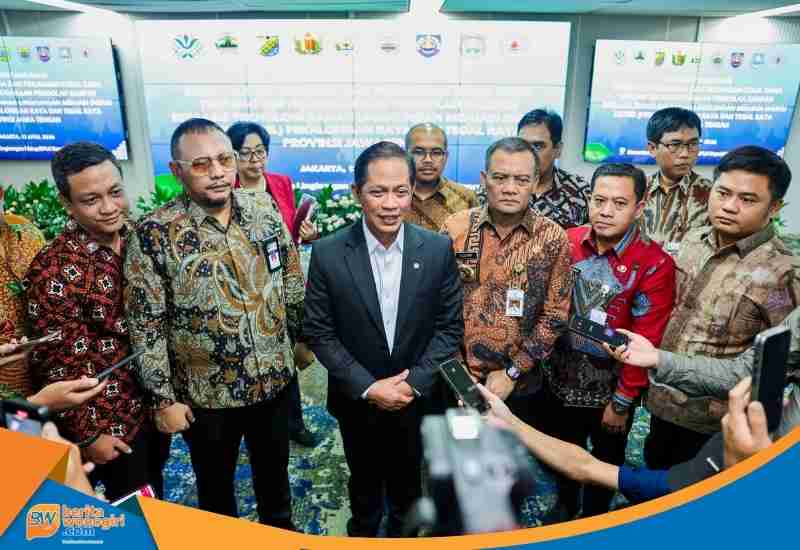 Menteri Lingkungan Hidup Hanif Faisol memberikan sambutan.