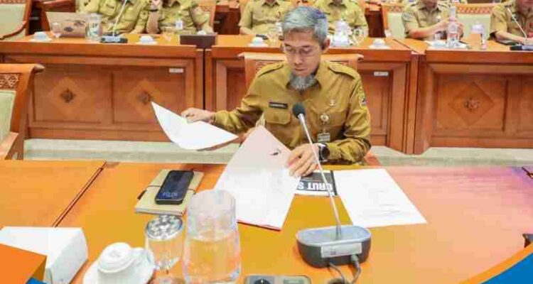 Sekda Jateng Sumarno memberikan paparan dalam RDP Komisi I DPR RI.