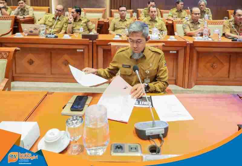 Sekda Jateng Sumarno memberikan paparan dalam RDP Komisi I DPR RI.