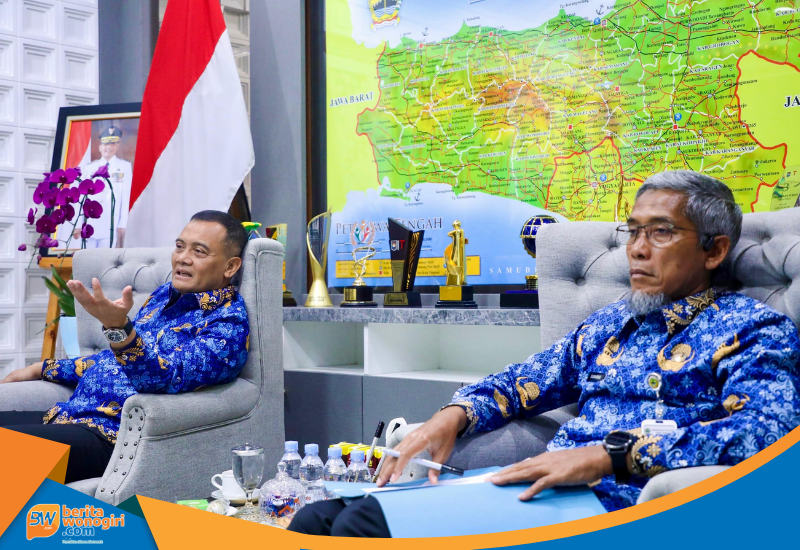 Gubernur Ahmad Luthfi saat memimpin rapat koordinasi.