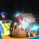 Kondisi truk pasir terperosok di parit Sidoharjo Wonogiri.