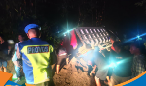 Kondisi truk pasir terperosok di parit Sidoharjo Wonogiri.