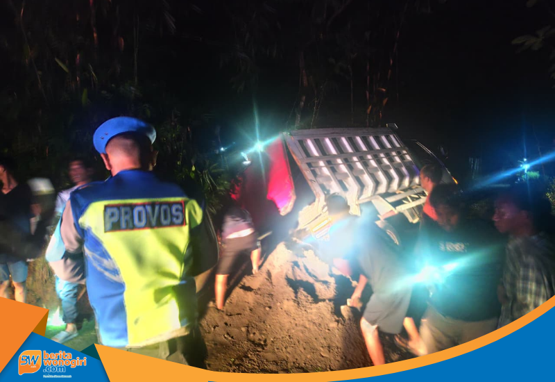 Kondisi truk pasir terperosok di parit Sidoharjo Wonogiri.