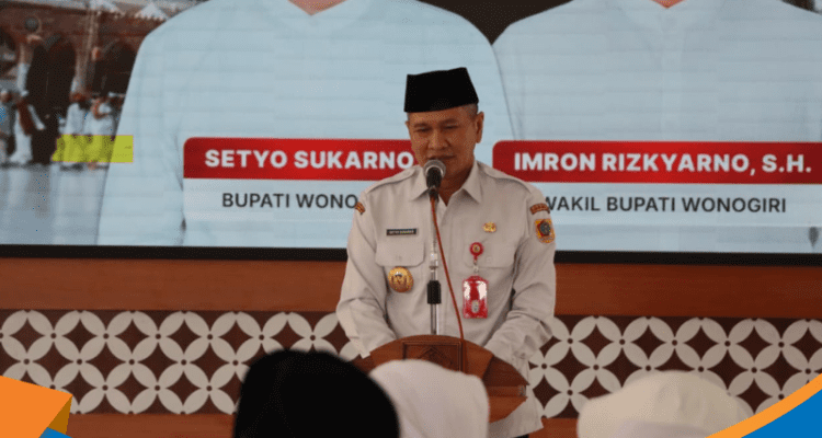 Bupati Wonogiri Setyo Sukarno memberikan sambutan di depan jamaah haji.