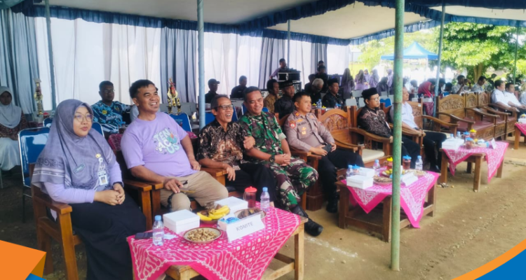 Tamu undangan Forkopimcam Nguntoronadi duduk di kursi utama.