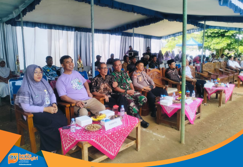 Tamu undangan Forkopimcam Nguntoronadi duduk di kursi utama.