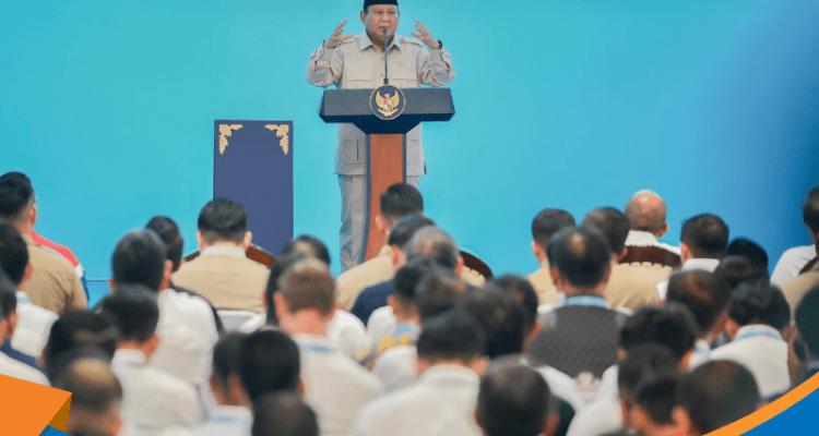 Presiden Prabowo Subianto memberikan pidato kenegaraan di mimbar.