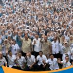 Barisan siswa SMAN 1 Cilacap menyambut Presiden Prabowo.