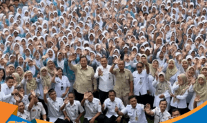 Barisan siswa SMAN 1 Cilacap menyambut Presiden Prabowo.