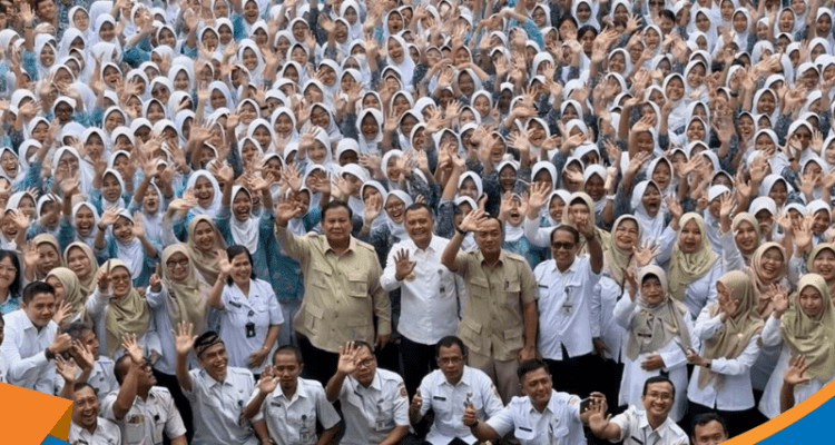 Barisan siswa SMAN 1 Cilacap menyambut Presiden Prabowo.