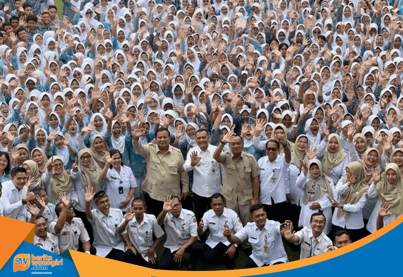 Barisan siswa SMAN 1 Cilacap menyambut Presiden Prabowo.