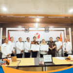 "Petugas Bawaslu Wonogiri menyerahkan barang bukti pemilu berupa uang Rp136 juta ke kas negara"