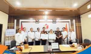 "Petugas Bawaslu Wonogiri menyerahkan barang bukti pemilu berupa uang Rp136 juta ke kas negara"