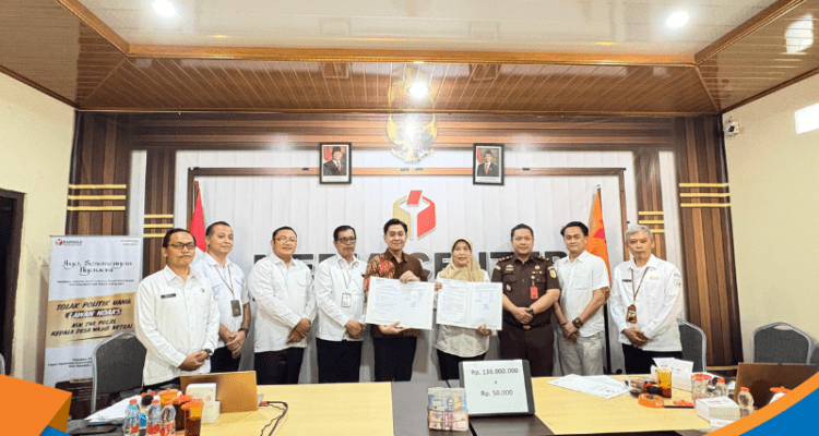 "Petugas Bawaslu Wonogiri menyerahkan barang bukti pemilu berupa uang Rp136 juta ke kas negara"
