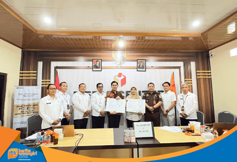 "Petugas Bawaslu Wonogiri menyerahkan barang bukti pemilu berupa uang Rp136 juta ke kas negara"