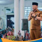 Gubernur Jateng Ahmad Luthfi bersalaman dengan para ulama di Watucongol.