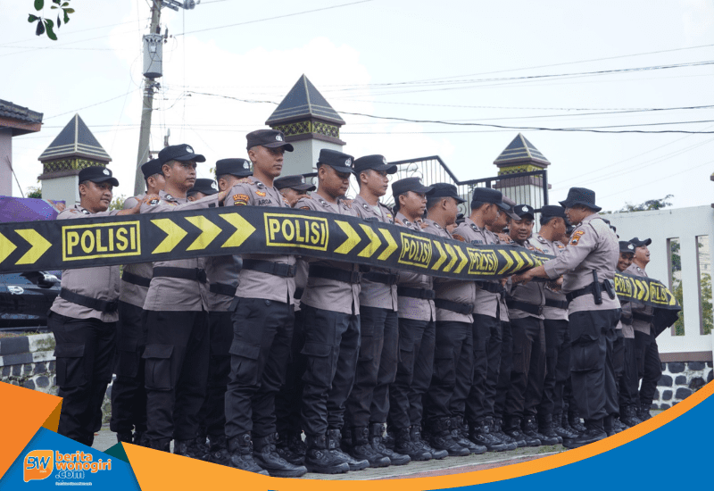 Personel Polres Wonogiri mengikuti Tactical Floor Game TFG di lapangan.