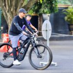 Ahmad Luthfi mengenakan perlengkapan gowes bersiap berangkat ke kantor.