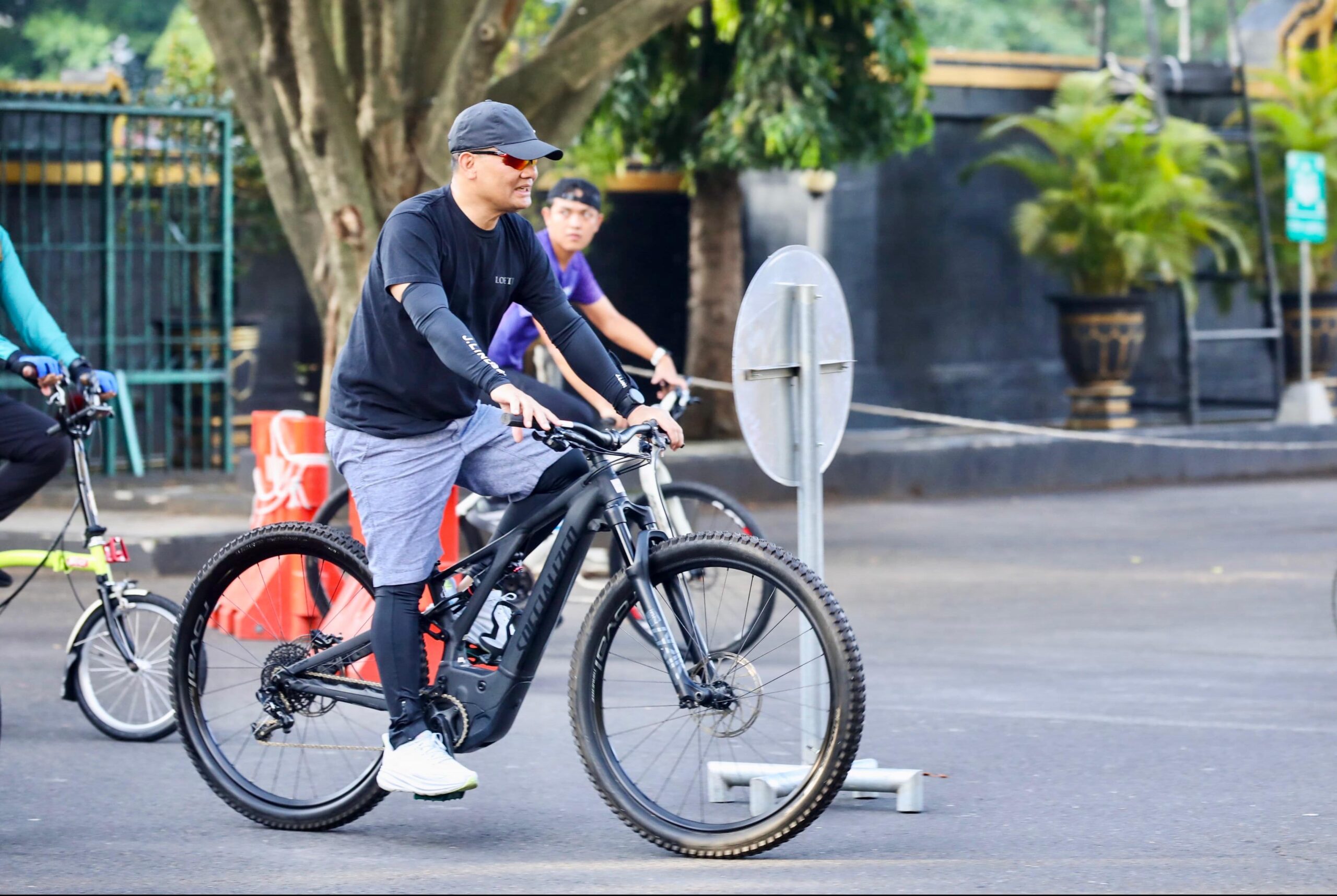 Ahmad Luthfi mengenakan perlengkapan gowes bersiap berangkat ke kantor.