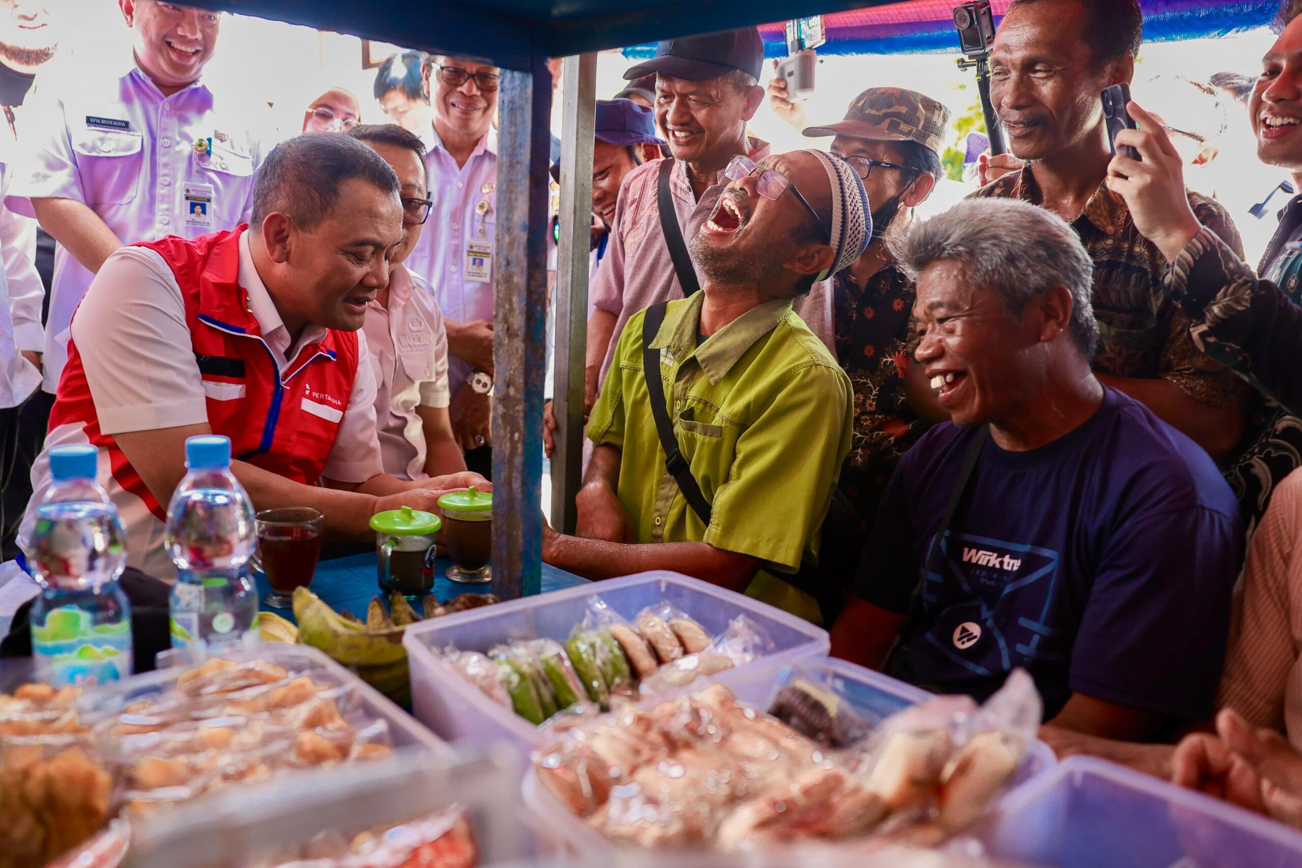 Ahmad Luthfi memegang cangkir kopi saat berdialog dengan warga Desa Wonolepo.