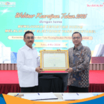 Penyerahan piagam penghargaan ANRI kepada Sekjen ATR/BPN.