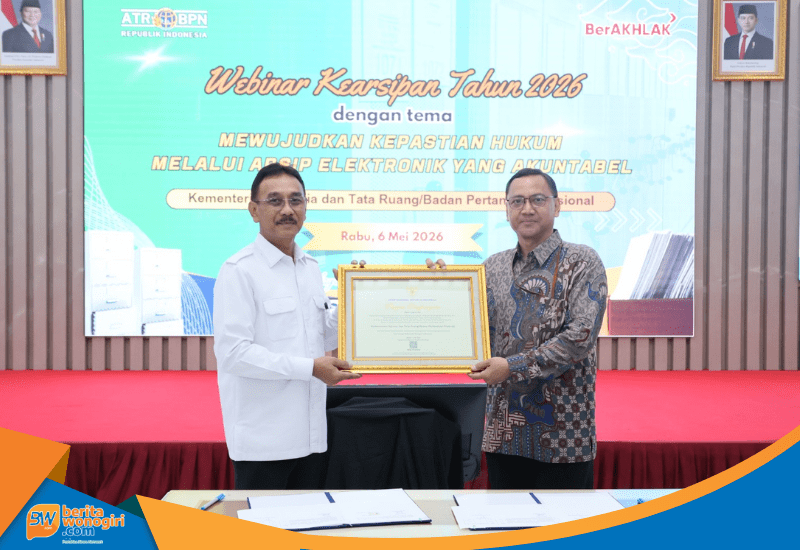 Penyerahan piagam penghargaan ANRI kepada Sekjen ATR/BPN.