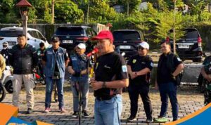 Bupati Wonogiri Setyo Sukarno mengibarkan bendera start melepas ratusan peserta touring motor di Waduk Gajah Mungkur.