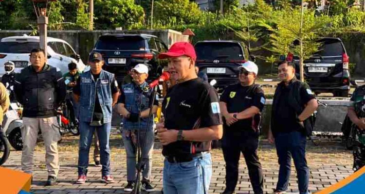 Bupati Wonogiri Setyo Sukarno mengibarkan bendera start melepas ratusan peserta touring motor di Waduk Gajah Mungkur.