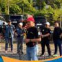 Bupati Wonogiri Setyo Sukarno mengibarkan bendera start melepas ratusan peserta touring motor di Waduk Gajah Mungkur.